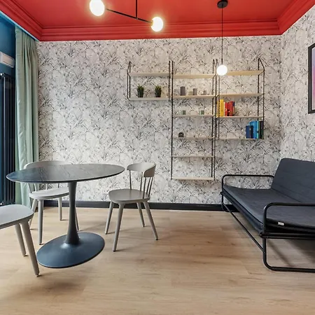 Colorful Apt Close To The Center Great Location *