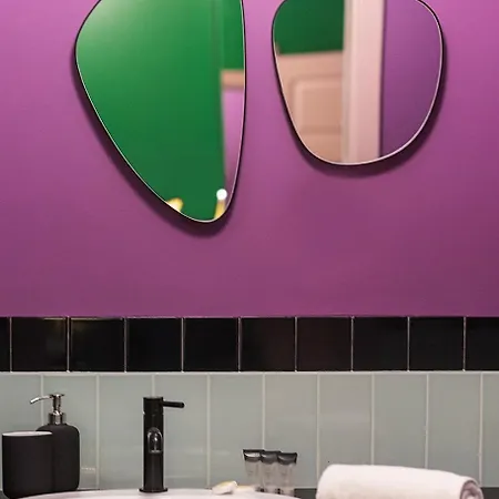 Colorful Apt Close To The Center Great Location Apartment